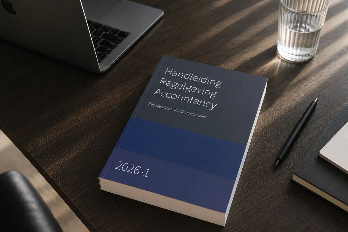 De Handleiding Regelgeving Accountancy, editie 2026-1, op een bureau naast een laptop en een notitieblok